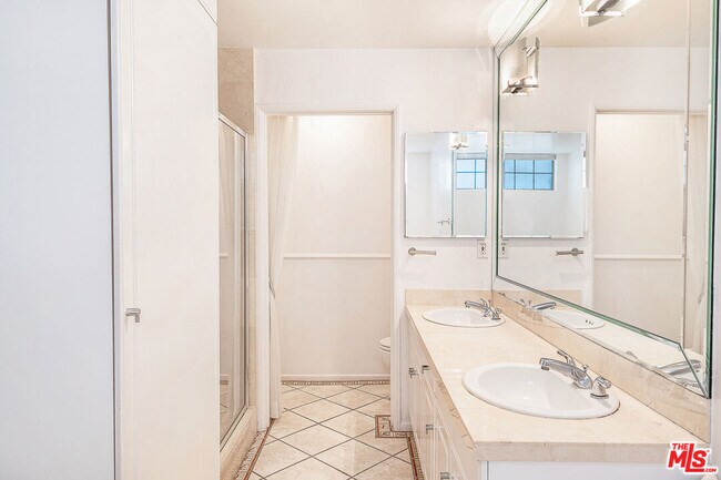 Building Photo - 315 N Swall Dr