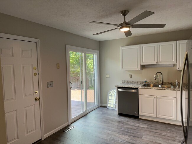Building Photo - Updated 3 Bedroom 2.5 Bath Home on Hardwoo...