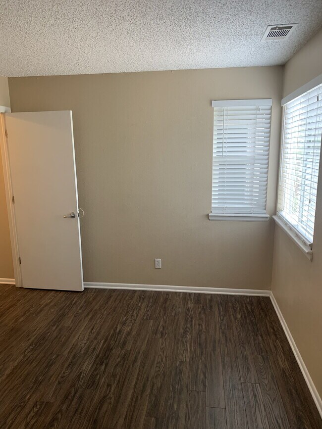 Building Photo - 2 Bedroom with Garage for Rent