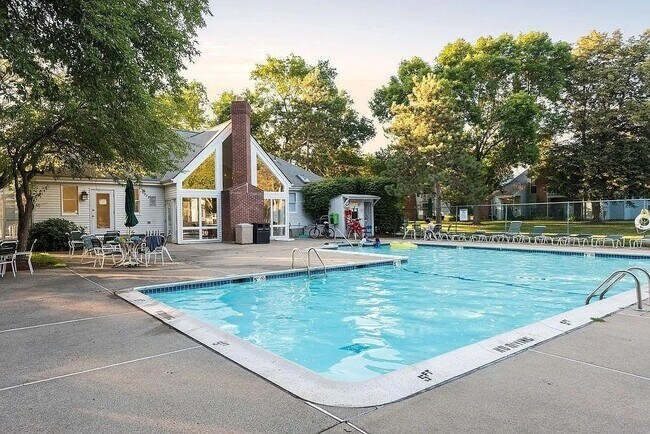 Building Photo - 10 Squire Ct