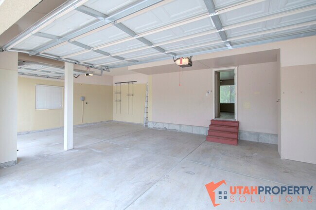 Building Photo - 4638 Seminole Cir