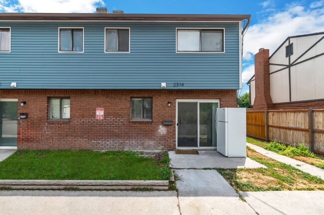 Building Photo - Fresh townhome in Sugarhouse