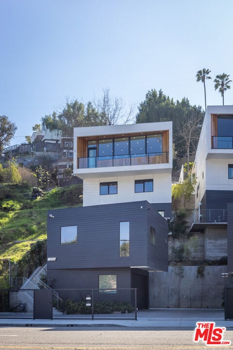 Building Photo - 2352 Riverside Dr