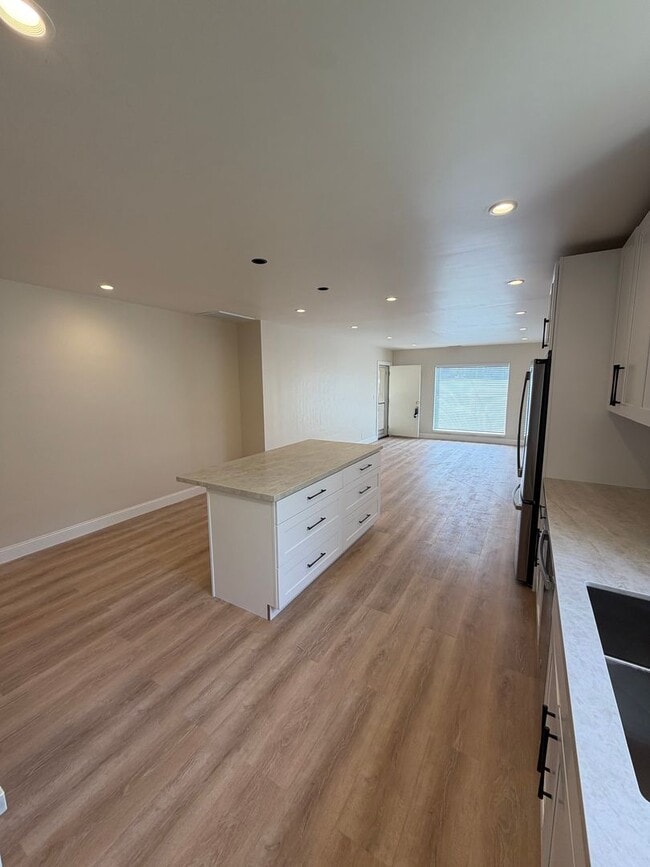 Building Photo - 506-510 N Claremont