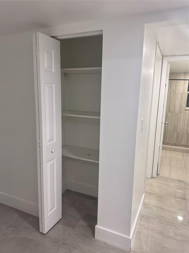 Building Photo - 5515 N Lakewood Cir