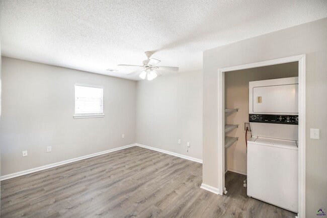 Building Photo - 309 Deerfield Cir