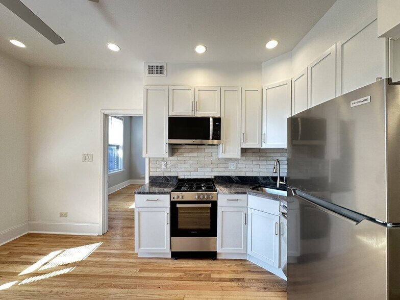 Building Photo - 2821 W Shakespeare Ave