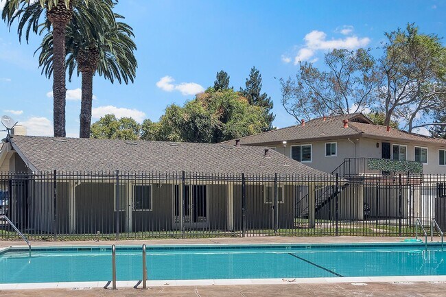 Building Photo - Upstairs 2 bedroom 1 bathroom Condo!