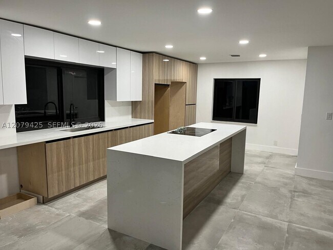 Building Photo - 3352 Lakeview Dr