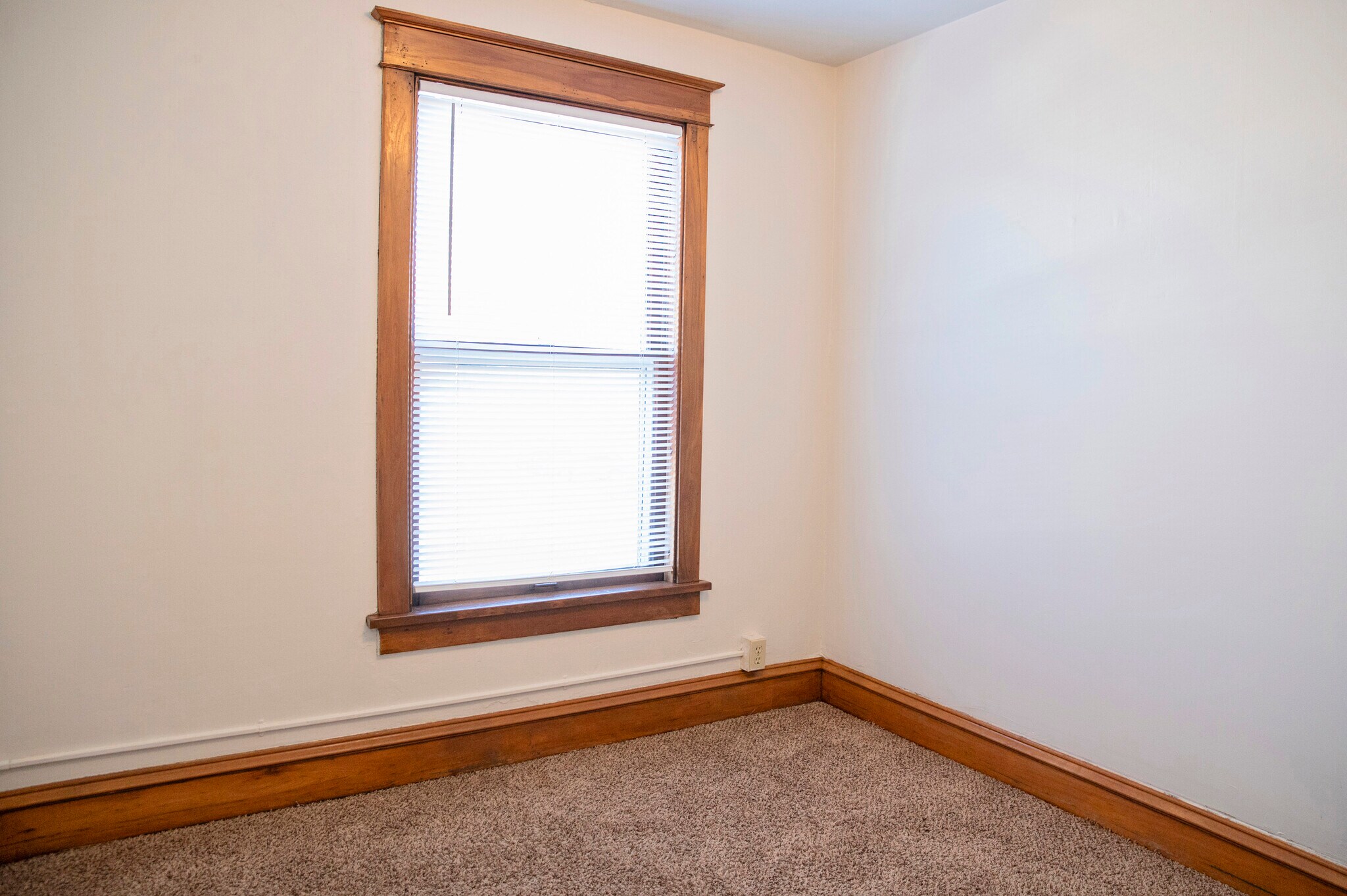 Building Photo - 609 5th Ave