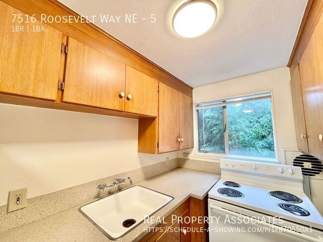 Building Photo - 7516 Roosevelt Way NE