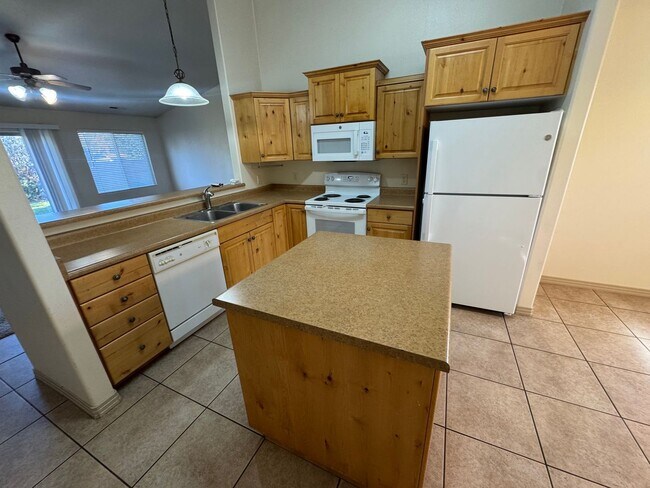 Building Photo - Nice home in Painted Desert! PET FRIENDLY!!