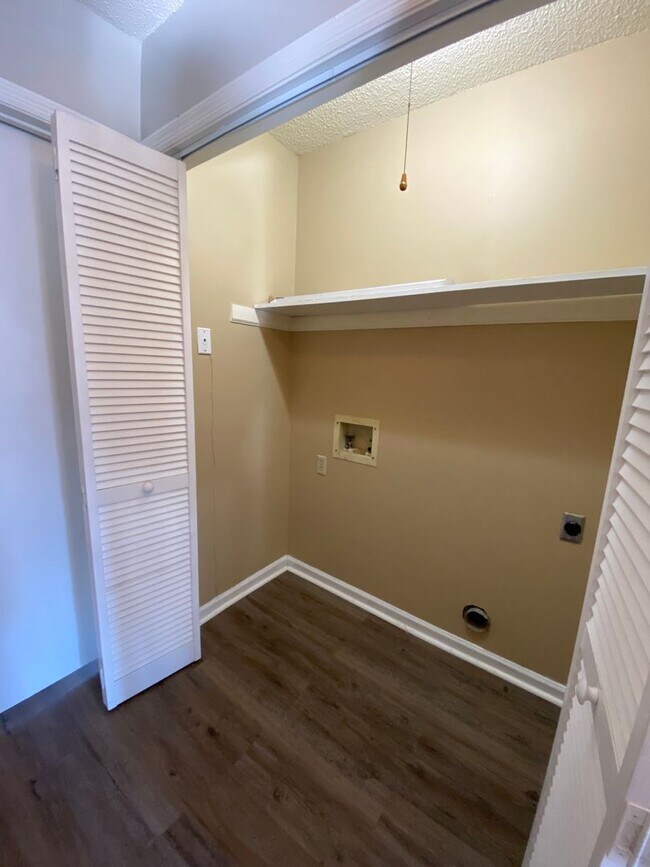 Building Photo - AVAILABLE NOW! (Pet Friendly)