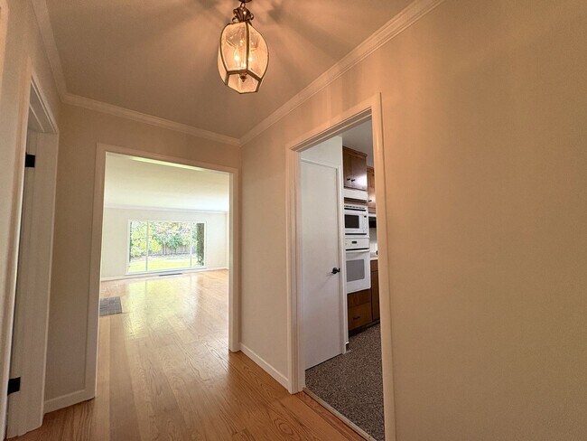 Building Photo - Charming 3BR/2BA Home in West Menlo Park