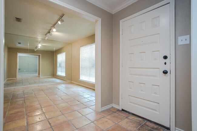 Building Photo - 10660 Pagewood Dr