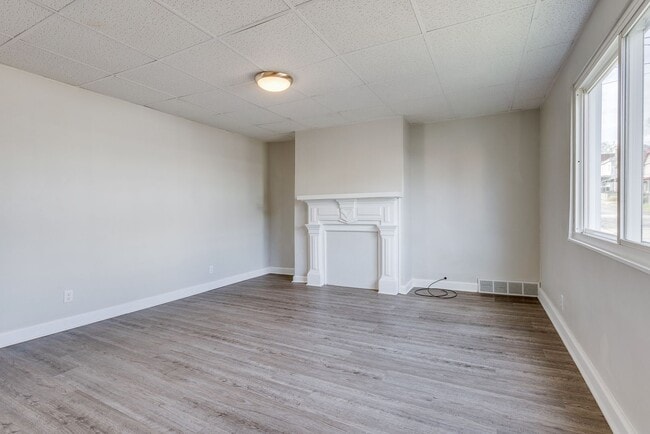 Building Photo - AVAILABLE JULY 2026 - Spacious 2 Bedroom Home w/ Fenced Yard & AC!