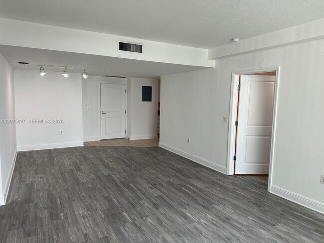 Building Photo - 1250 S Miami Ave