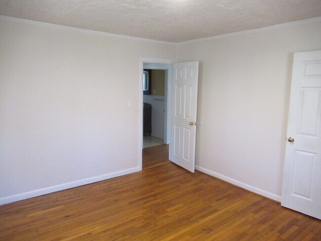 Building Photo - Charming Brick Ranch in a Convenient Lincolnton Location!