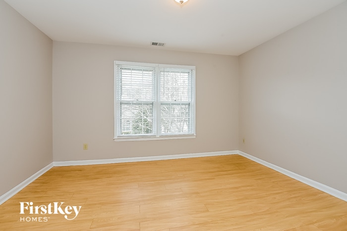Building Photo - 140 Glen Holly Dr