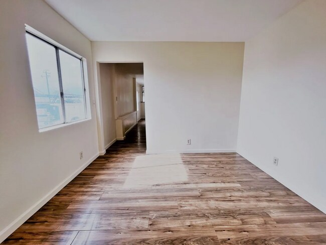 Building Photo - Beautiful 4 Bedroom 2 Bath