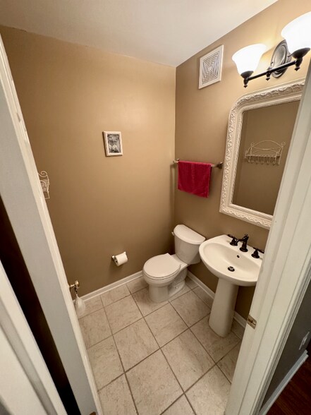 Building Photo - 43825 Hickory Corner Terrace