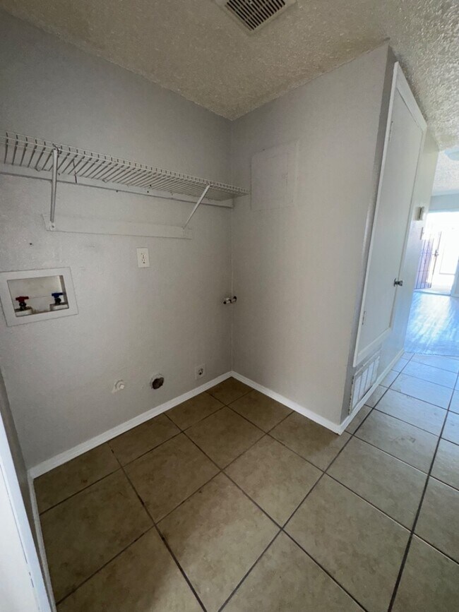Building Photo - 916 San Pedro Dr SE