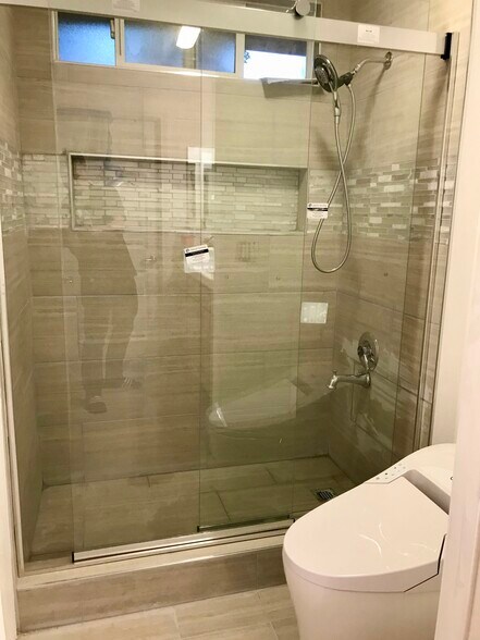 WALK IN SHOWER - 8554 Burnet Ave