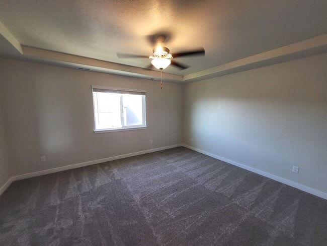 Building Photo - 3 Bedroom Townhome