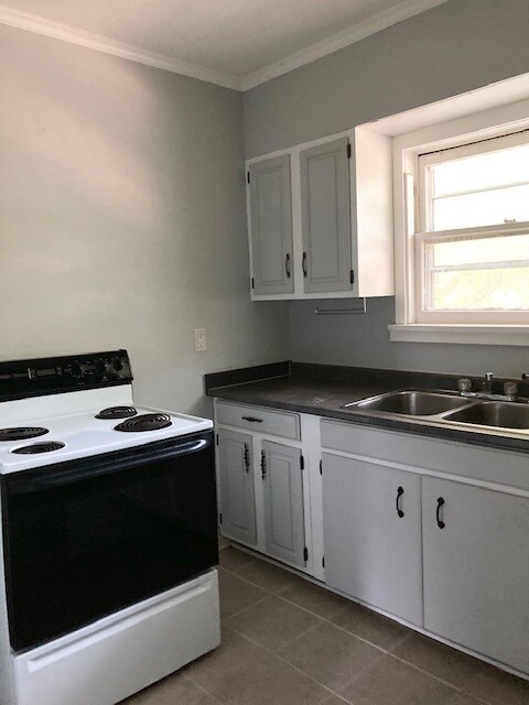 Kitchen includes an oven/stove top and refrigerator. - 1301 SW Clay St