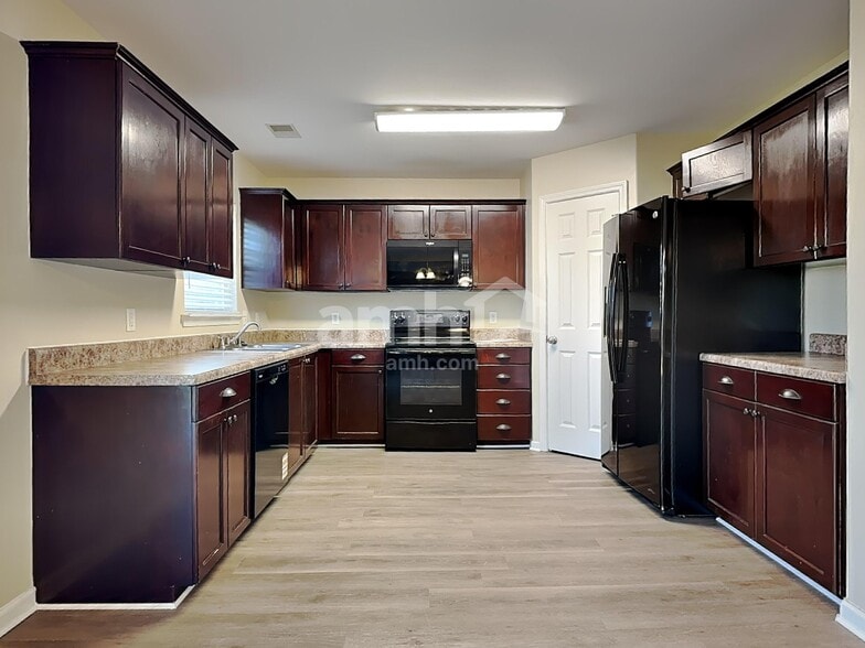 Building Photo - 2 Crystal Lake Dr