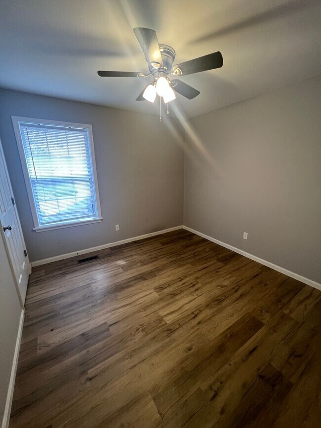 Building Photo - 645-647 W. Country Squire Ct