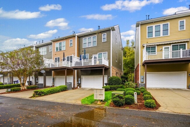 Building Photo - Extremely well-maintained 3-bedroom, 3.5 bath townhome in Baxter Village!