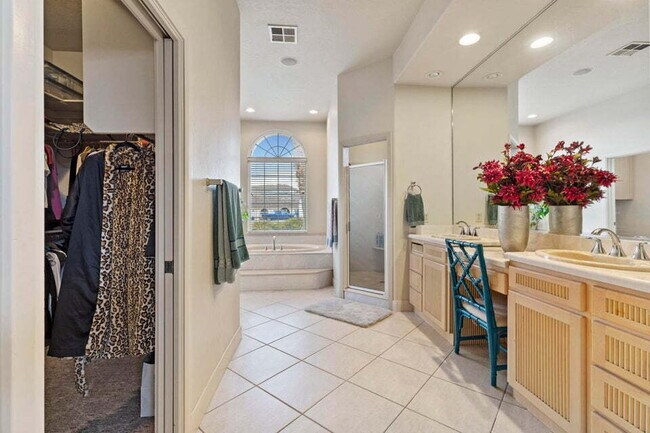 Building Photo - Spacious 5 bed 3 bath with large back yard.