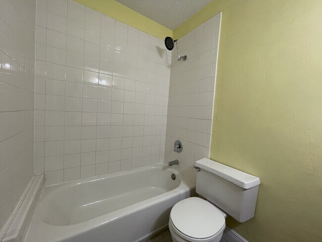 Building Photo - House Located On Cul-De-Sac & Within Minut...