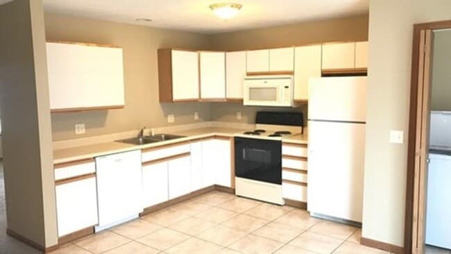 Building Photo - Spacious Townhome Minutes from Everything