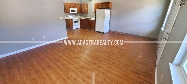 Building Photo - 220 N Crest Dr