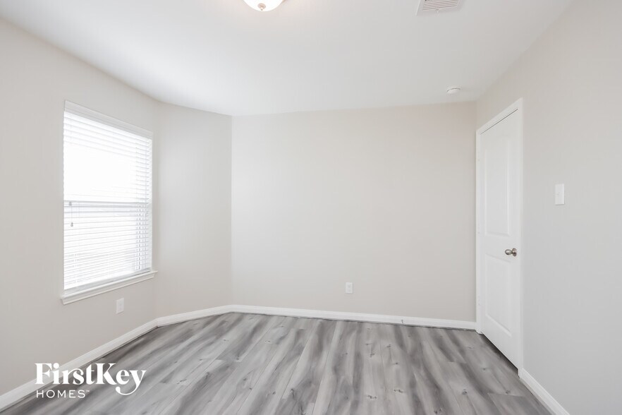 Building Photo - 15406 River Ends Dr