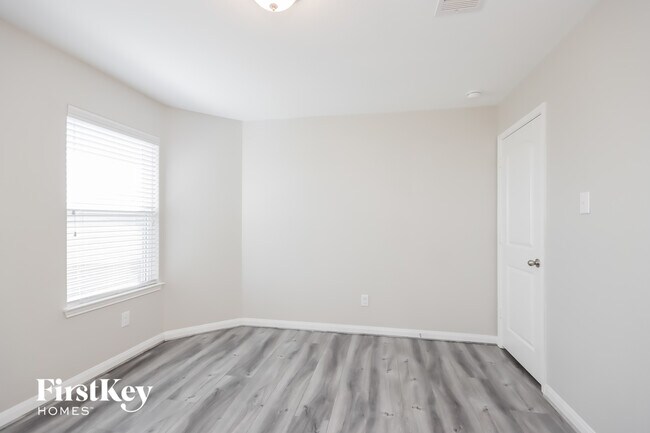 Building Photo - 15406 River Ends Dr