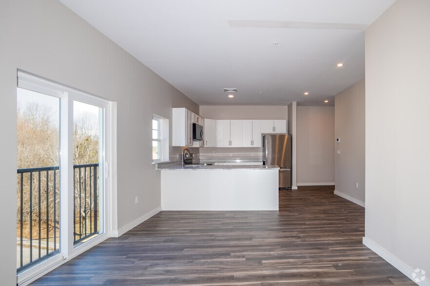 1BR, 1BA - 798SF - Living Room - Fallview at 186 Main Street