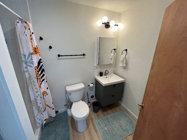 Building Photo - 632 S Rochester St