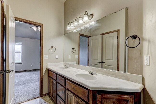 Building Photo - AVAILABLE 3-15-2020  FOR OCCUPANCY IN YUKON, MUSTANG SCHOOLS!