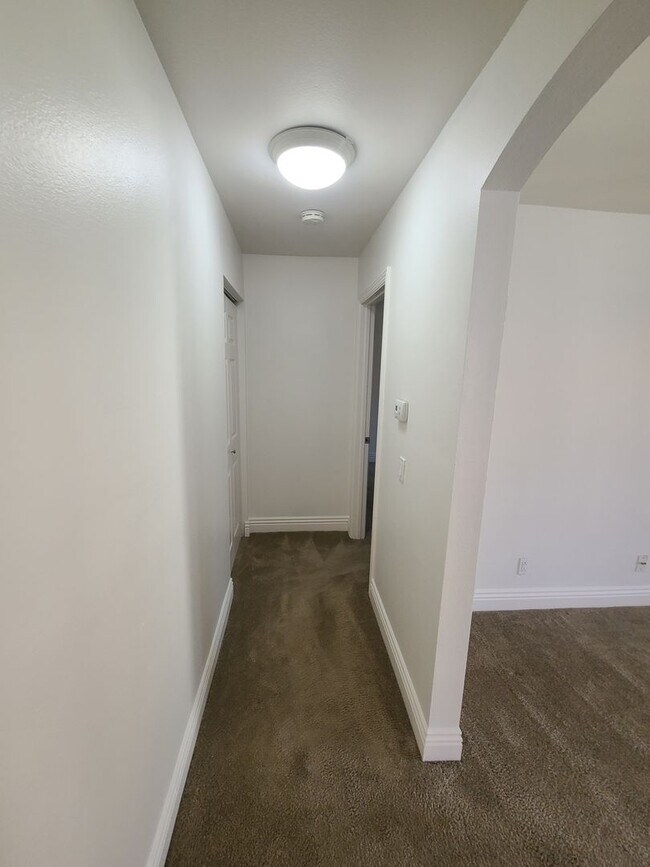 Building Photo - Spacious 2Bd Condo in Mira Mesa with Private Balcony & In-Unit Laundry!