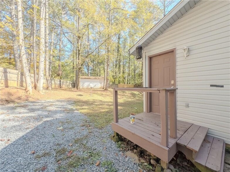 Building Photo - 580 Pineland Cir