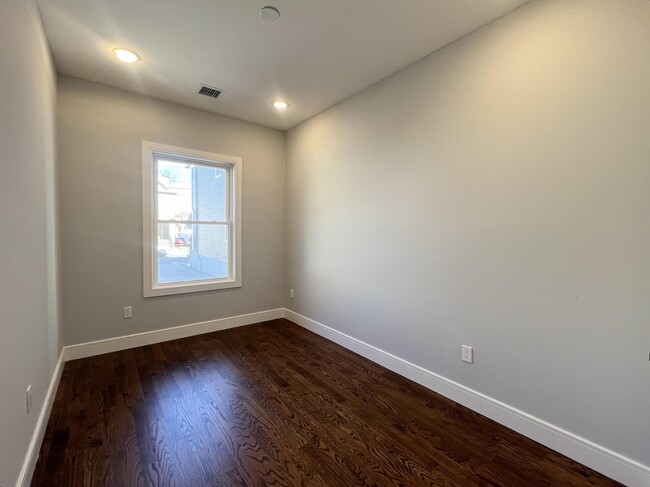 Building Photo - 46 Tuttle St