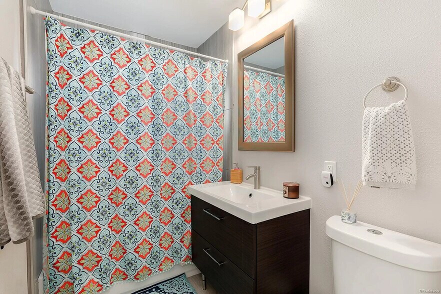 Upstairs full bathroom - 3520 Elm St
