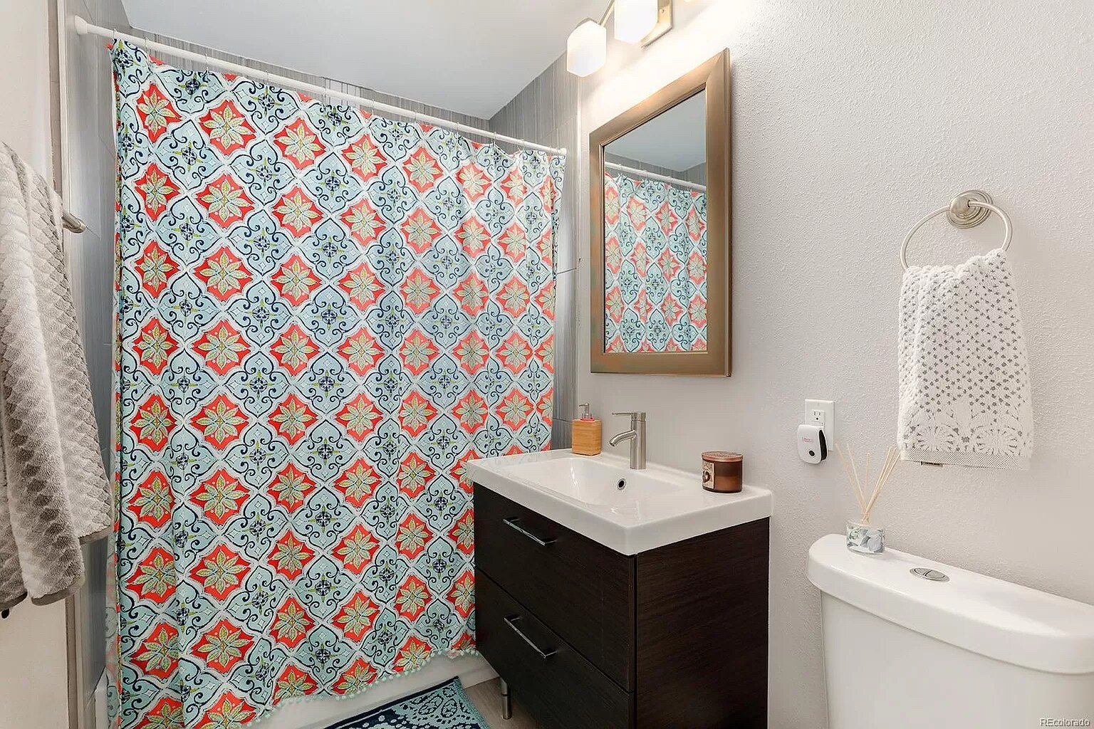 Upstairs full bathroom - 3520 Elm St
