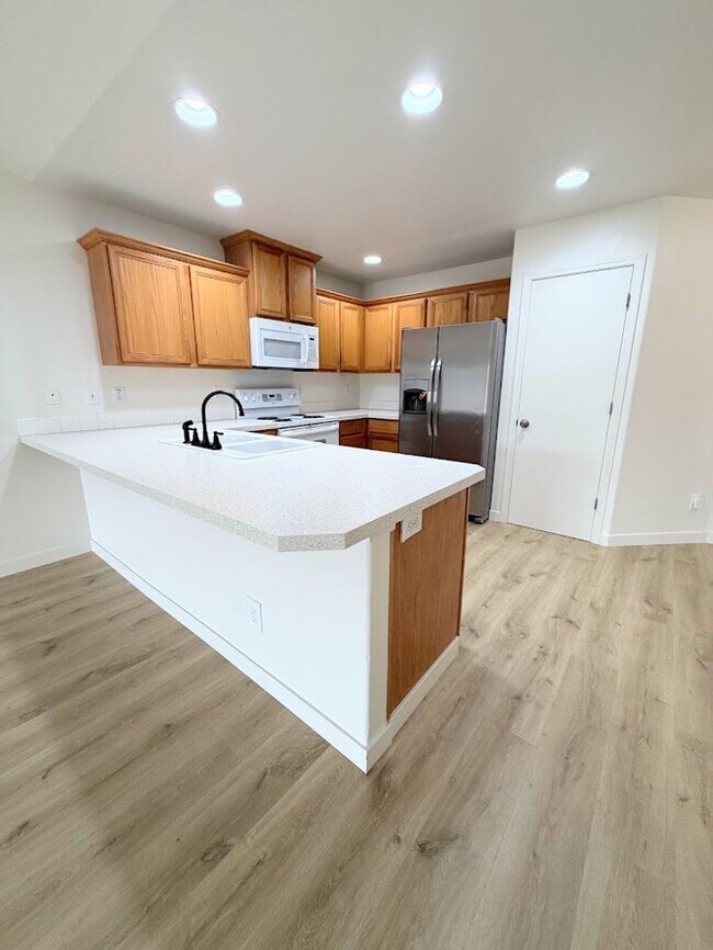 Building Photo - Fontana Duplexes