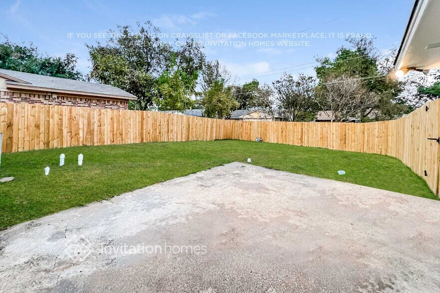 Building Photo - 2324 Lovell Dr