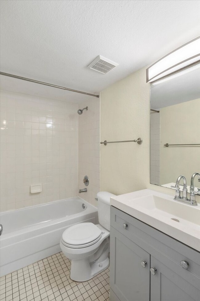 Building Photo - 3 Bedroom, 2 Bathroom Unfurnished Condo for a 1 year lease!