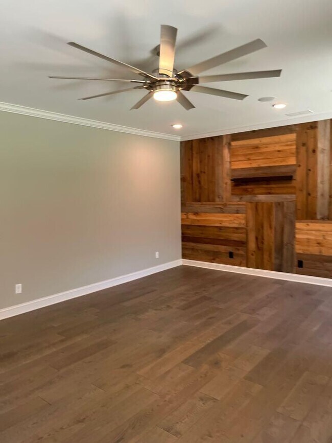 Building Photo - 300 Hidden Cove Ln